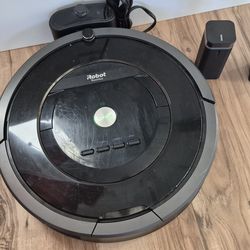 Roomba, I robot, with charger and 2 virtual walls works great