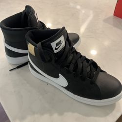 Nike Womans “Court Royale” Sneakers