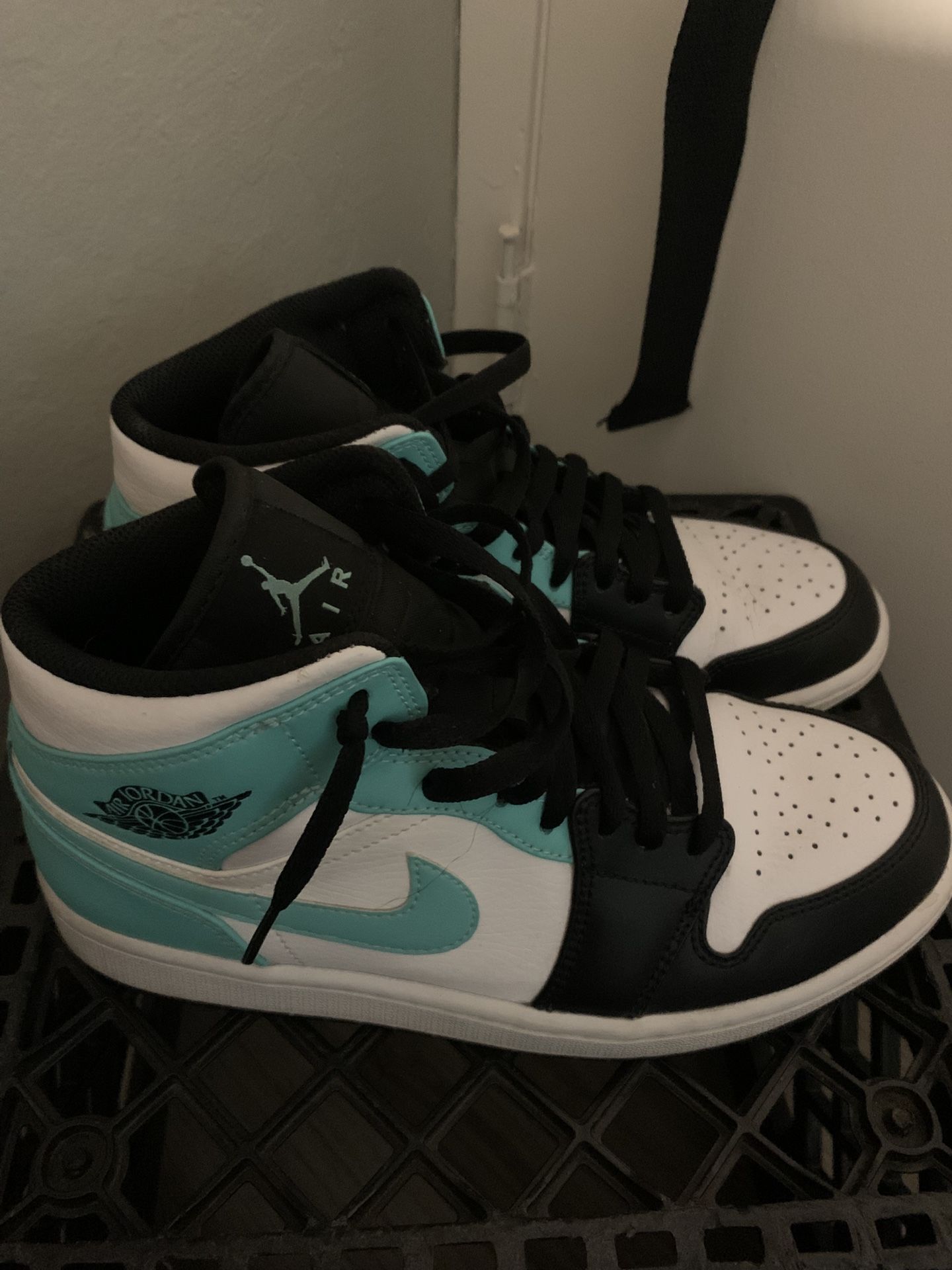 Jordan 1 Mid Tropical Twist Igloo