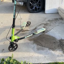 Swing and kick scooter