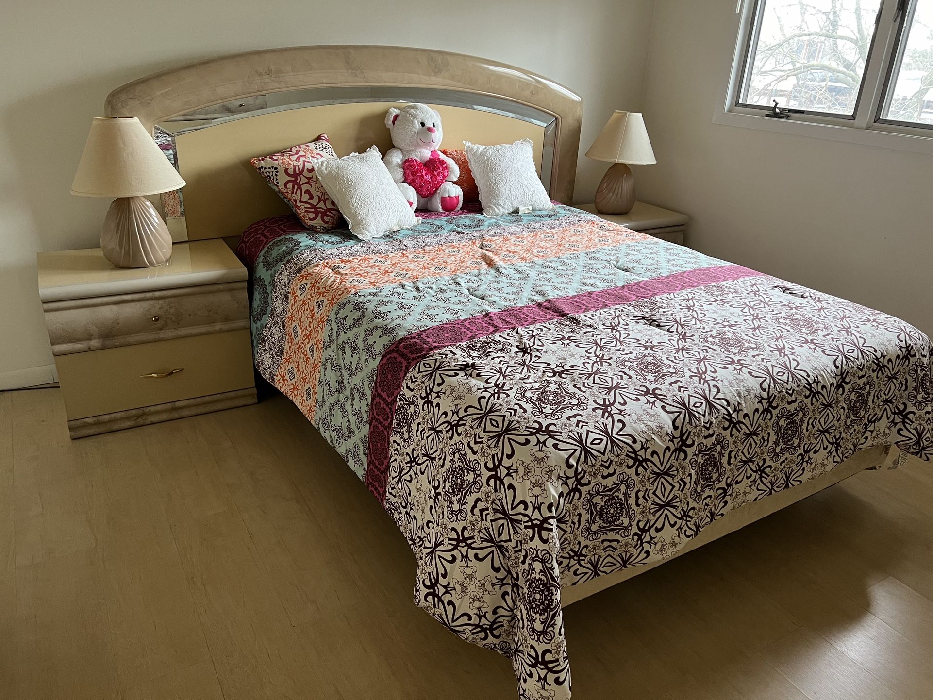 Queen Complete Bedroom Set No Scratches