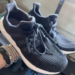 Adidas Sneakers : Size 6.5 / Great Condition 