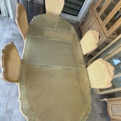 Se vende elegante mesa de comedor estilo clásico con tope de vidrio grueso, ideal para comedor o cocina. Diseño fino con patas curvas y acabados decor