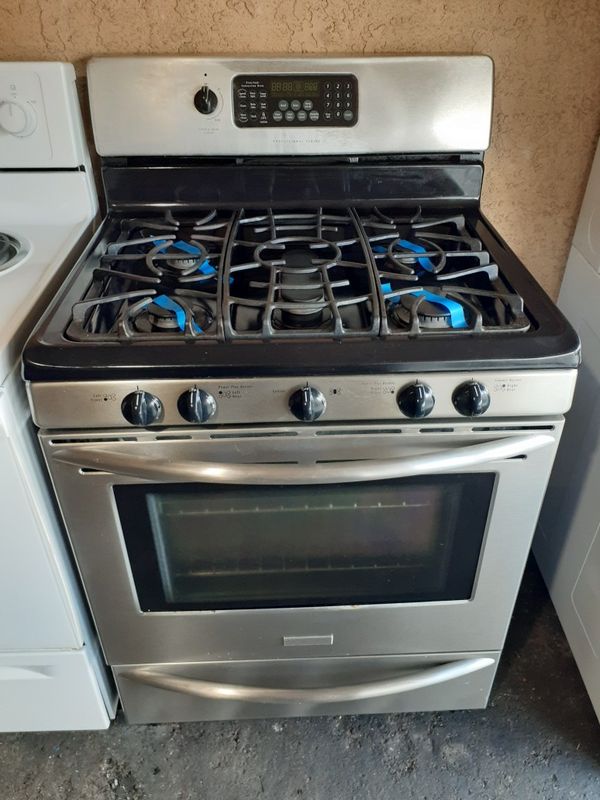 GAS STOVE FRIGIDAIRE 5 BURNER STAINLESS STEEL for Sale in Santa Ana, CA