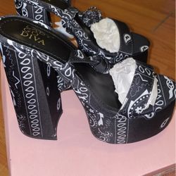 Dolls kill, Lady Go Diva, LaceUp Platforms, Black Bandana, Size 6