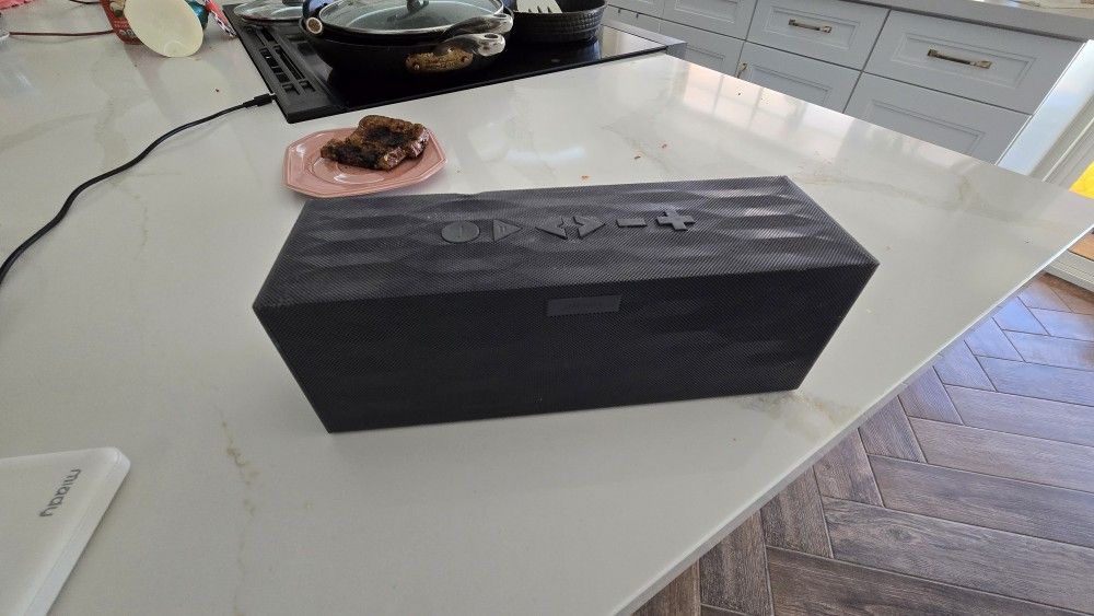 Jawbone Portable Speaker J2011 - Please read!