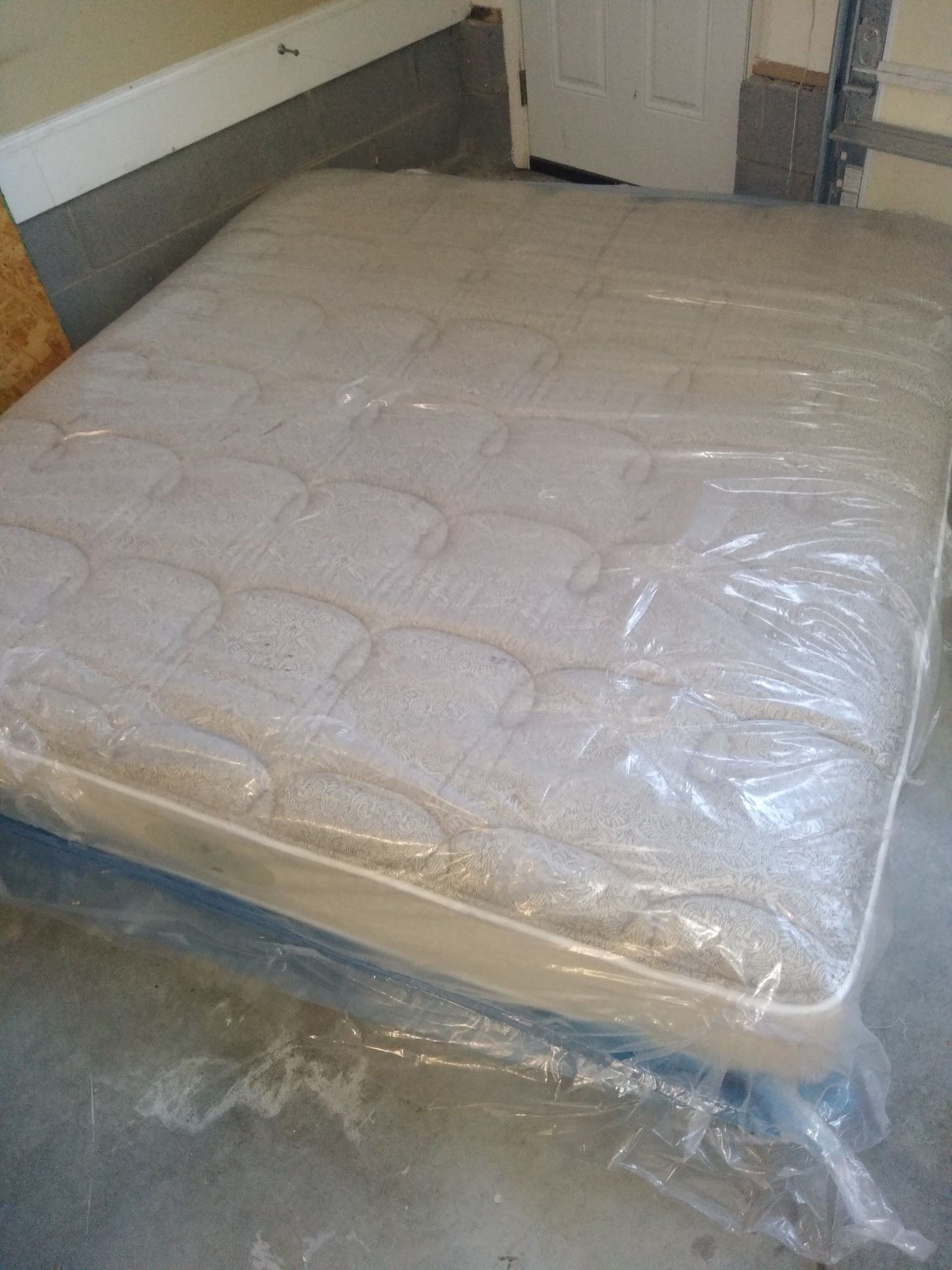 New Floor Model Simmons BeautyRest Joseph Abboud Environments King 12" Mattress