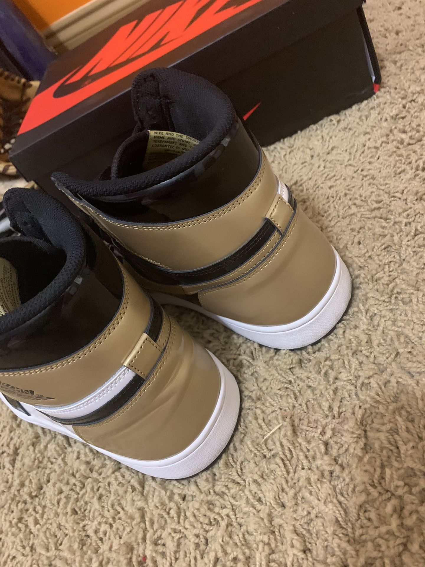 Gold Toe Jordan 1 High DS with box and laces