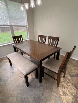 Dining room table set w/ 4 chairs and bench seat