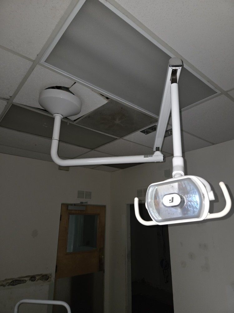 2 Light for surgical use.