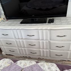 Bassett Dresser Set With 2 Nightstands 