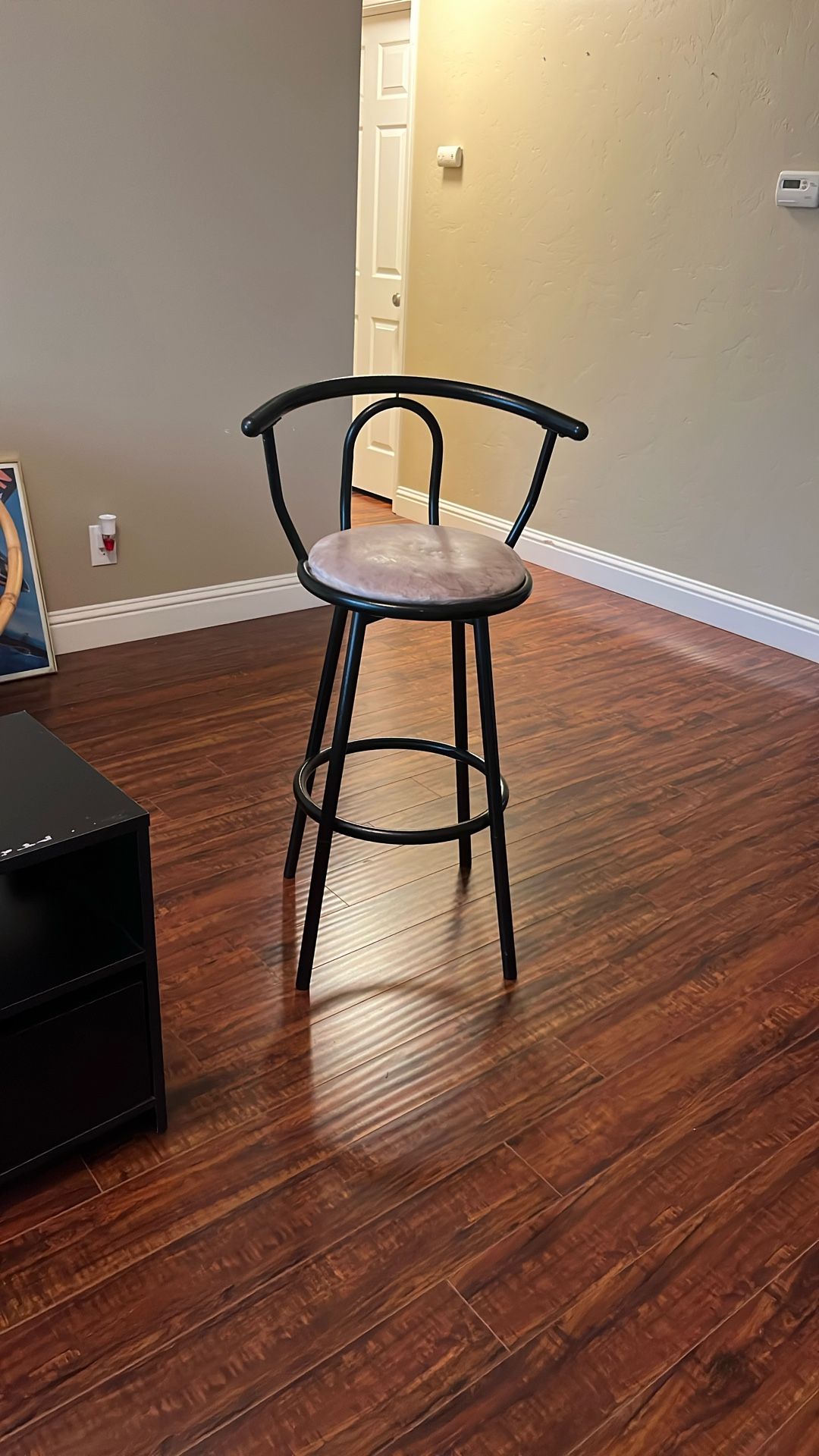 Swiveling barstool chair
