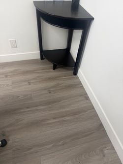 Corner table