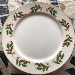 4 R.H. MACY & CO. INC ALL THE TRIMMINGS HOLLY BERRY CHRISTMAS PLATE