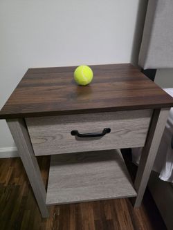 Set of 2 Modern Nightstands / Bedside Tables – Excellent Condition