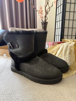 UGG women 8-9 size