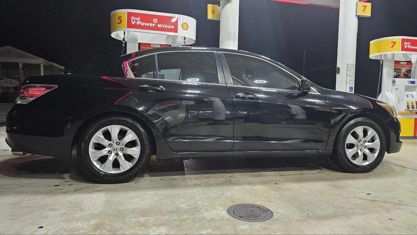 2009 HONDA ACCORD WITH SUNROOF AND LEATHER SEAT! NEW TIRES, BRAKES AND OIL! 

NO ACCIDENTS AND CLEAN TITLE!