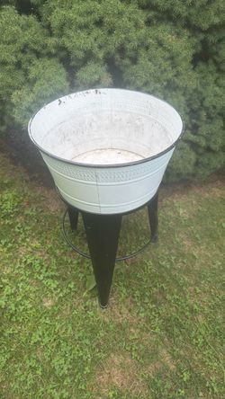 Metal Beverage Tub with Stand