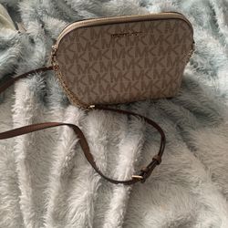 Micheal Kors Hand Bag Some Wear Price Reflects 