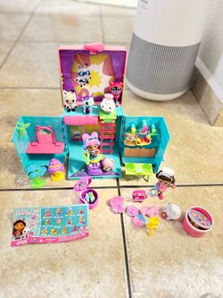 abby’s Dollhouse, Dress-Up Closet Portable Playset with a Gabby Doll, Surprise Toys and Photo Shoot Accessories,