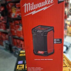 MILWAUKEE M12 BLUETOOTH RADIO
