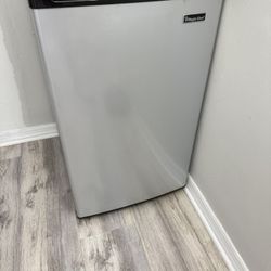 Magic Chef Mini fridge