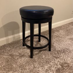Pier 1 Stool With Cushioned Swivel Top