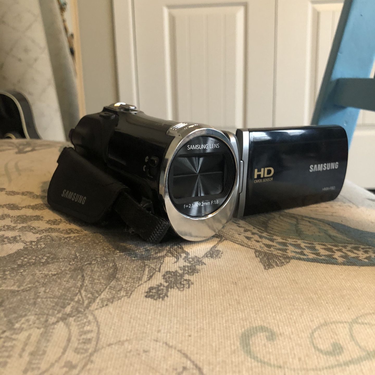 Samsung HMX-F90 Black Camcorder With Charger