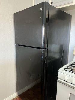 Kenmore Top-Freezer Refrigerator 18 cu ft