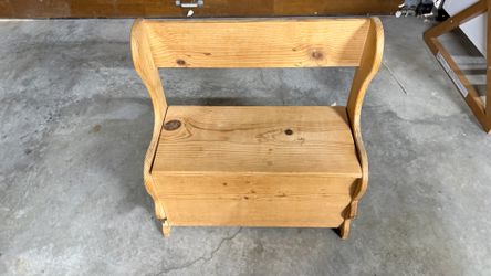 Small wooden bench/chest