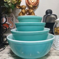 Pyrex Robin's Egg Turquoise Mixing Bowl Set