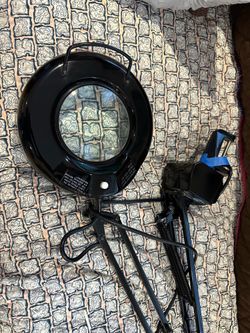 Magnifying desk lamp