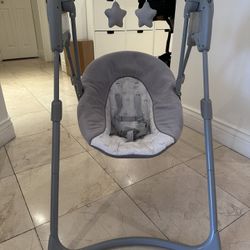 Graco Slim Spaces - Compact Baby Swing - Great Condition!!!  Batteries Included!