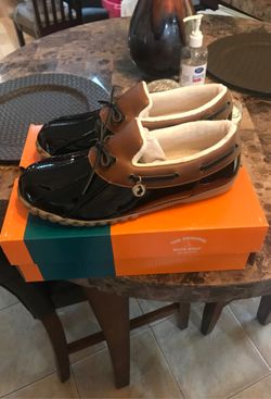 Brand new women’s 8 1/2 low top duck boot