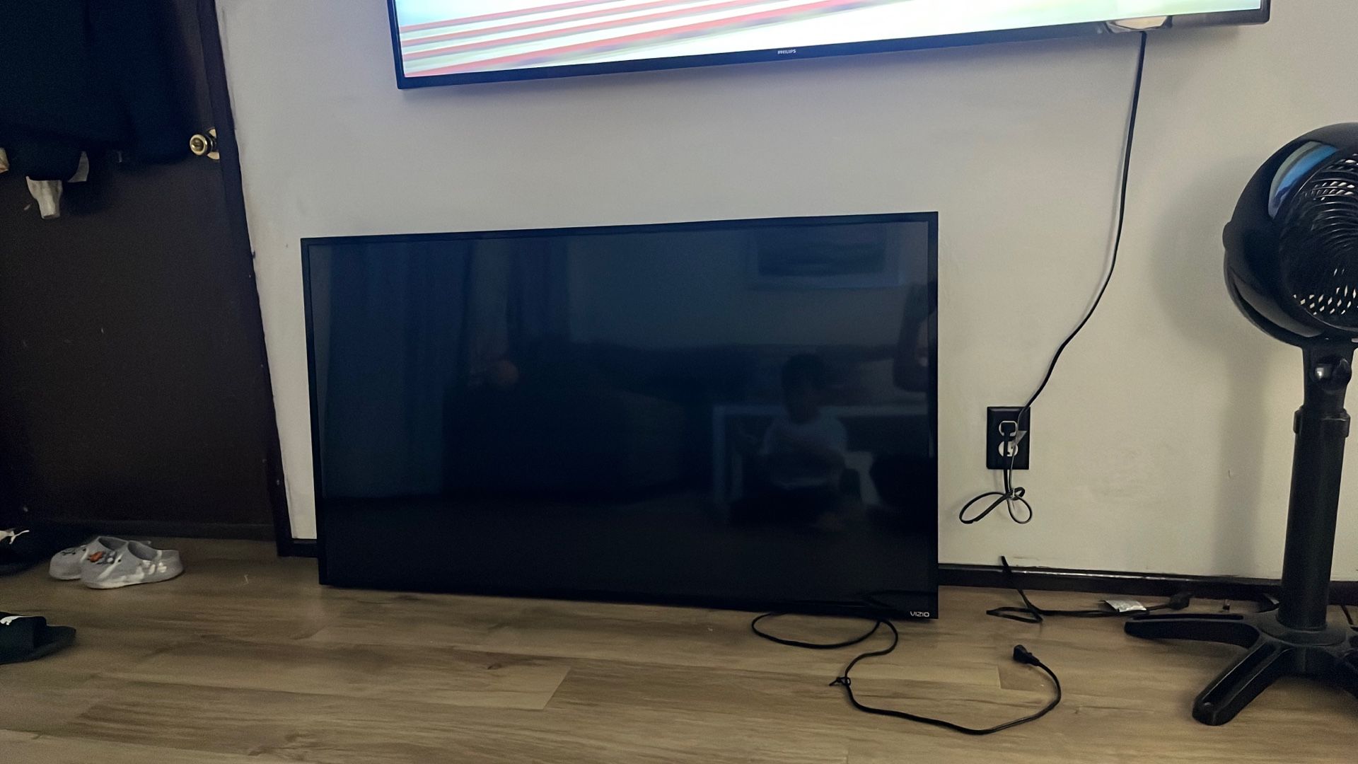 49 Inch Vizio Tv Very Clean No Stand Just Back Wall Brackets 