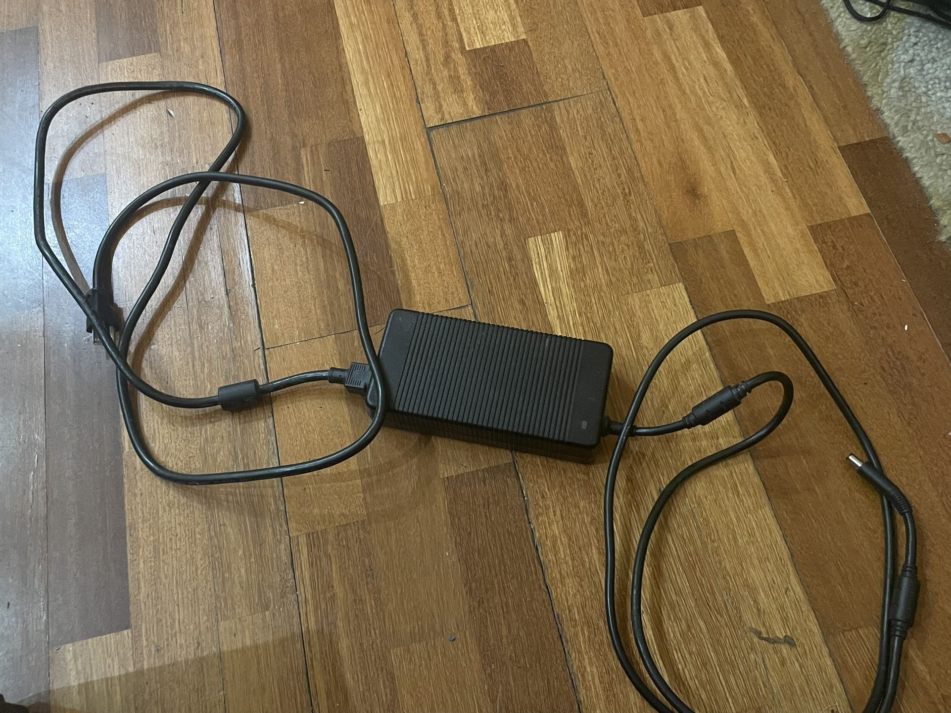 Y90RR - Dell AC/DC Power Adapter