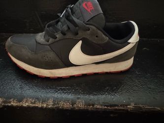 Nike MD Valiant 'Bred shoe