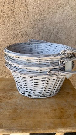 BASKETS LARGE SIZE AND MEDIUM SIZES PLUS 5 ROLLS OF CLEAR WRAP ROLLS BUNDLE PRICE $25