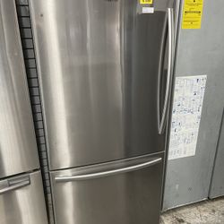 Hisense Bottom Freezer In Stainless Steel New Open Box Coubter Depth