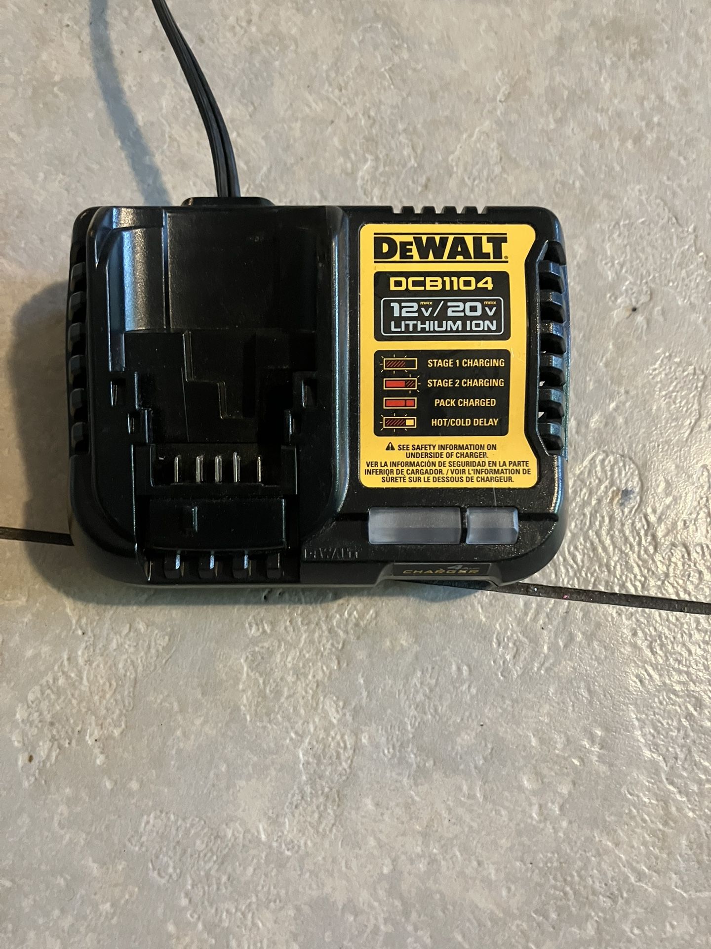 Dewalt 4amp CHARGER π (DCB1104)