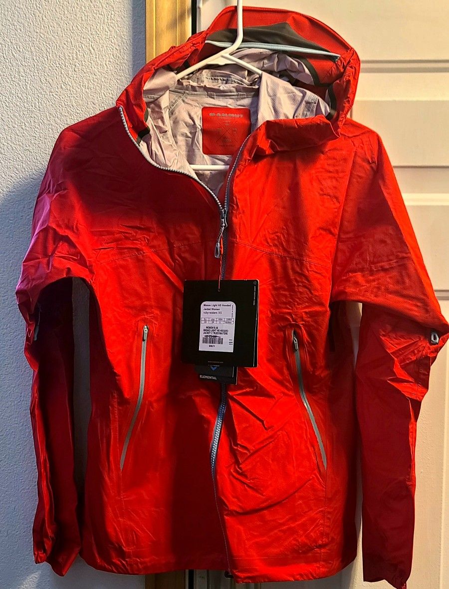 Mammut Masao Light Hard Shell Hooded Jacket - Women's XS. Top rated climbing and hiking raincoat