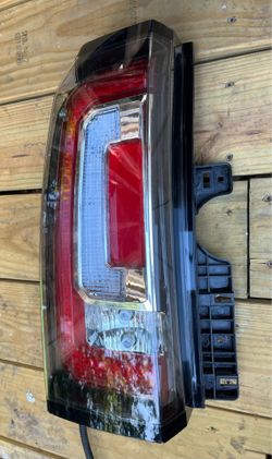 Luz trasera del lado del conductor para Yukon 2015. Driver-side taillight for a 2015 GMC Yukon.