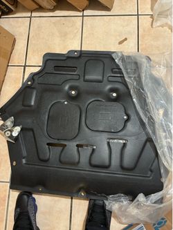 Engine splash shield