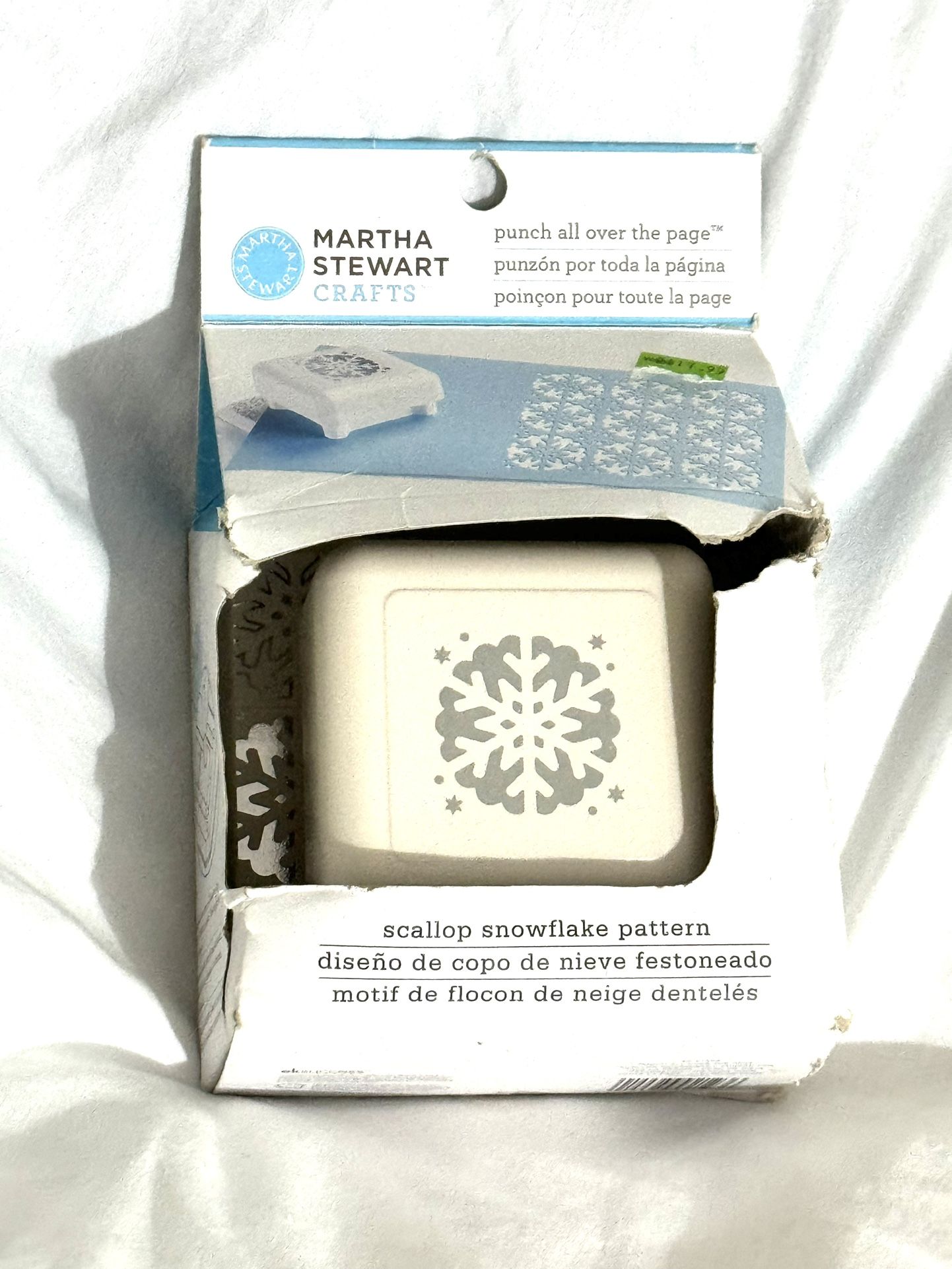 Martha Stewart Crafts Scallop Snowflake Pattern Punch All Over The Page NEW NIB