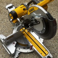 Dewalt 15 Amp Corded 12 in. Double Bevel Sliding Compound Miter Saw