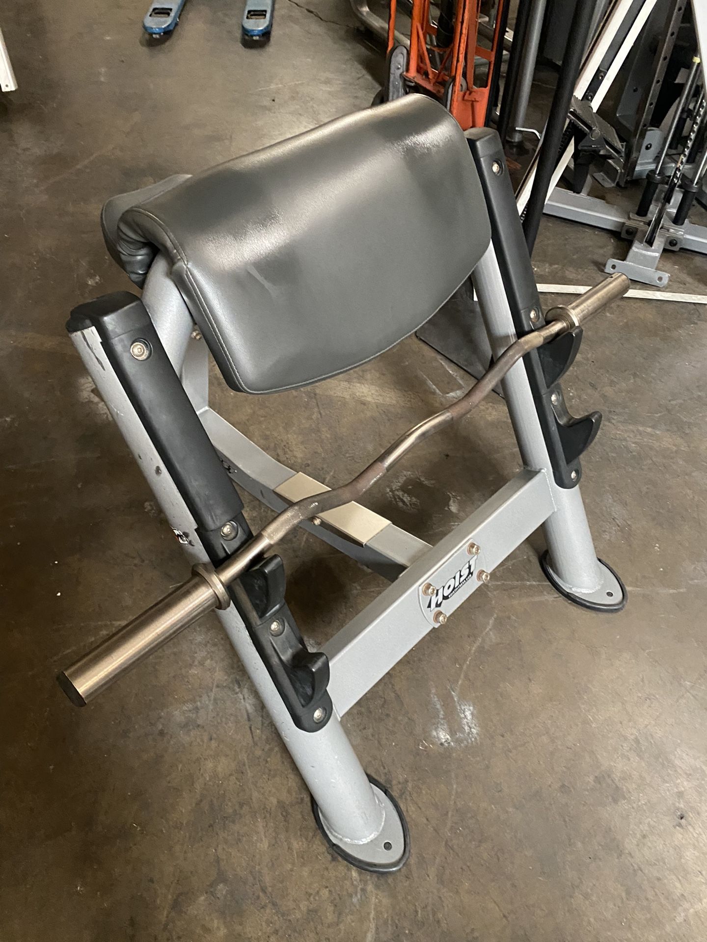 Commercial Hoist Preacher Bench With Curl Bar, Bicep Machine, Gym Equipment for Sale in Tustin