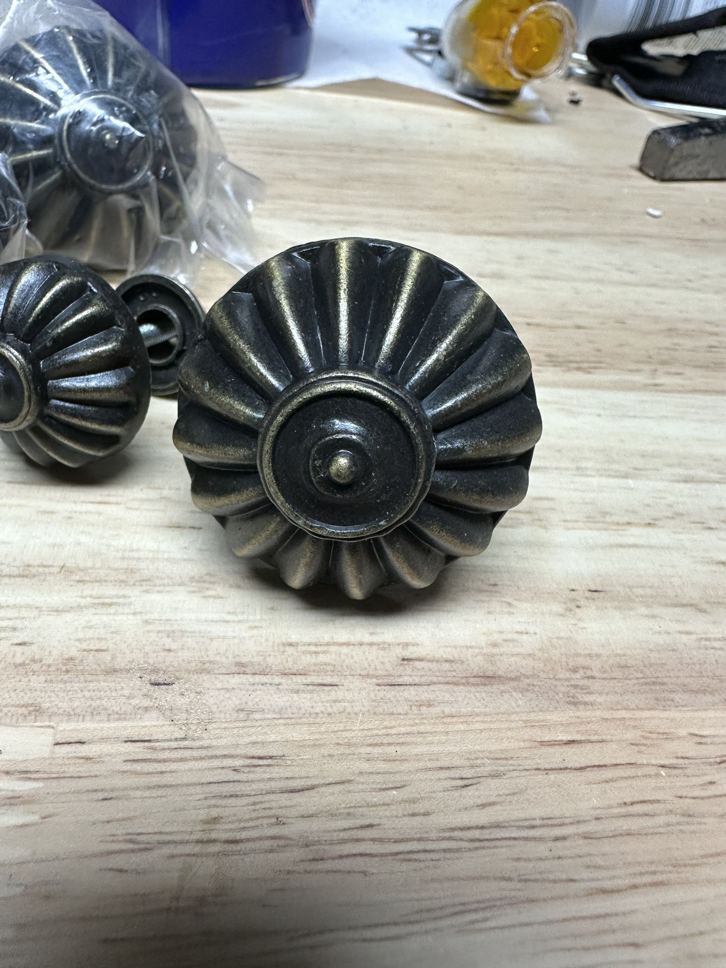 Dresser Draw/Cabinet Knobs, 14 Large 4 Small
