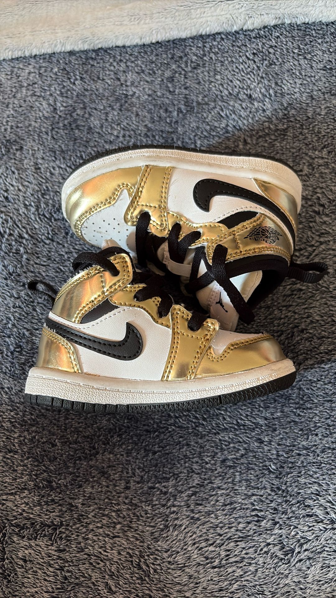 Nike air Jordan mid 1 Metallic Gold sneakers size 5c