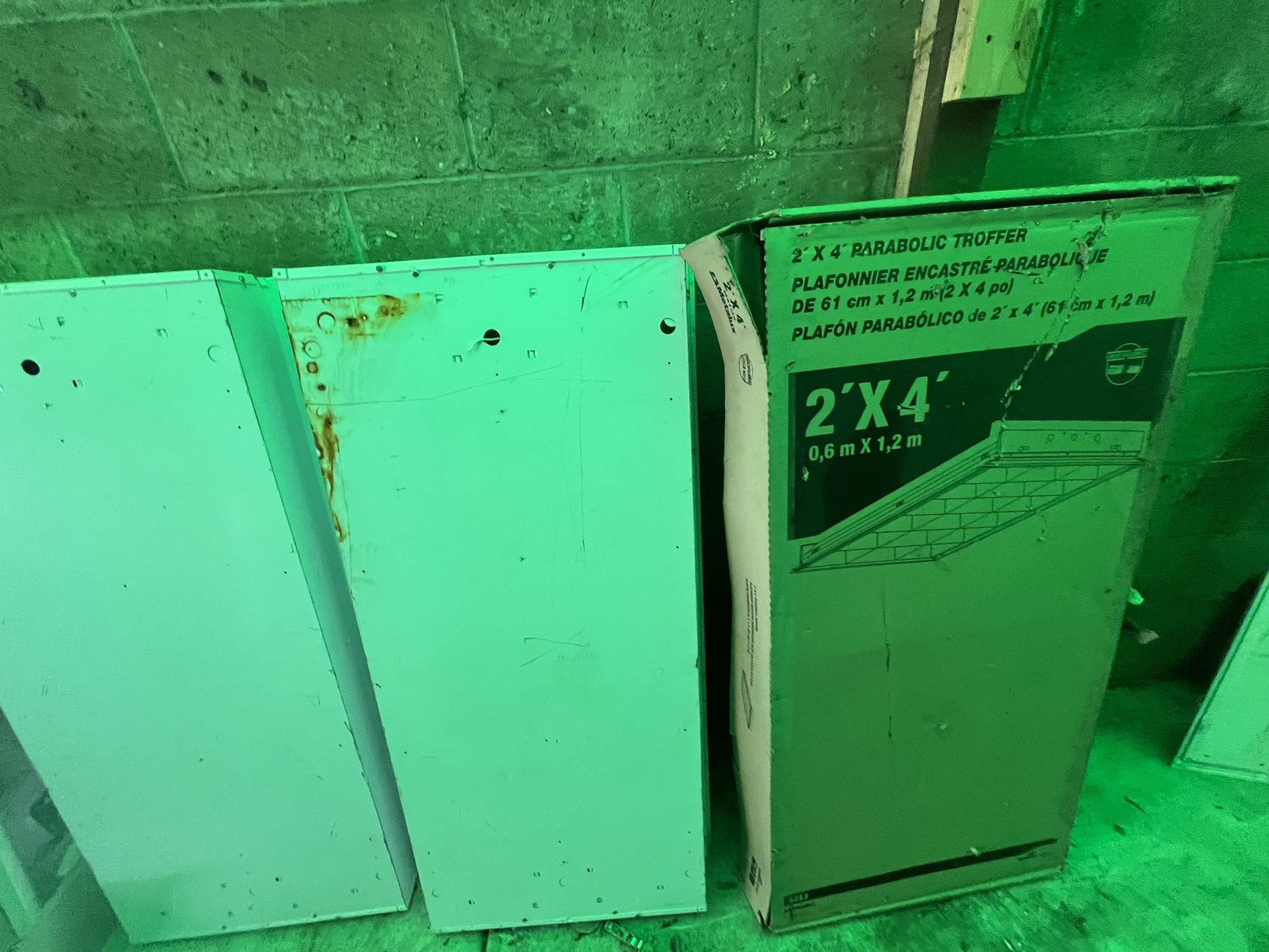 MUST GOO!!  2x4 Parabolic Troffer 18 Cell 
