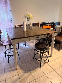 Dining table / No chairs / Must pick up